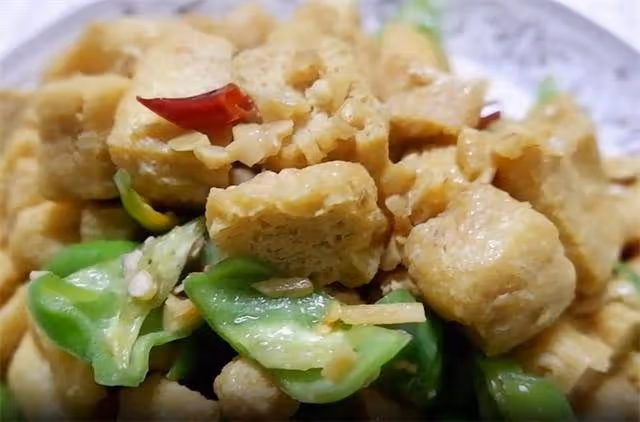 簡單易做的家常菜,油豆泡新吃法,微辣咸香,滿滿的湯汁真給力