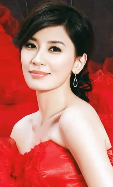 賈靜雯靚麗美圖大秀事業線!膚白貌美大長腿性感撩人