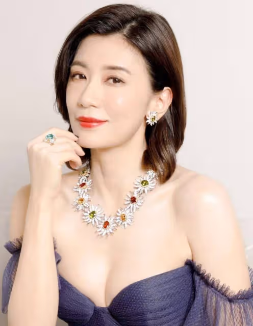 賈靜雯靚麗美圖大秀事業線!膚白貌美大長腿性感撩人
