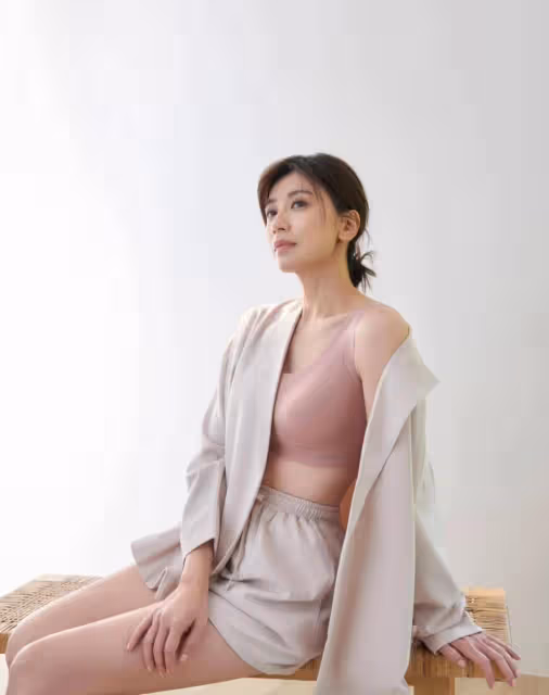 賈靜雯靚麗美圖大秀事業線!膚白貌美大長腿性感撩人