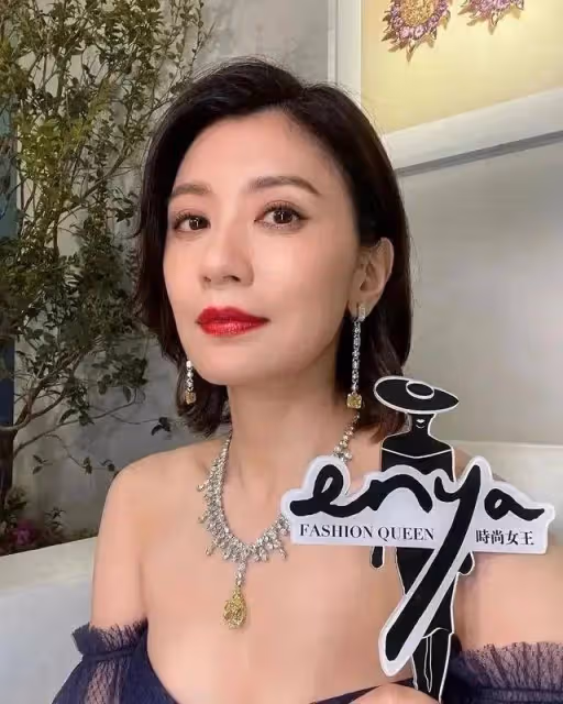 賈靜雯靚麗美圖大秀事業線!膚白貌美大長腿性感撩人