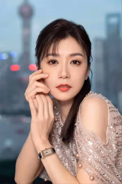 賈靜雯靚麗美圖大秀事業線!膚白貌美大長腿性感撩人