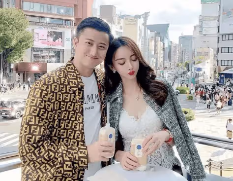 葉珂前夫深夜發文,不光洗白了楊穎,還扒光黃曉明世紀婚禮的體面