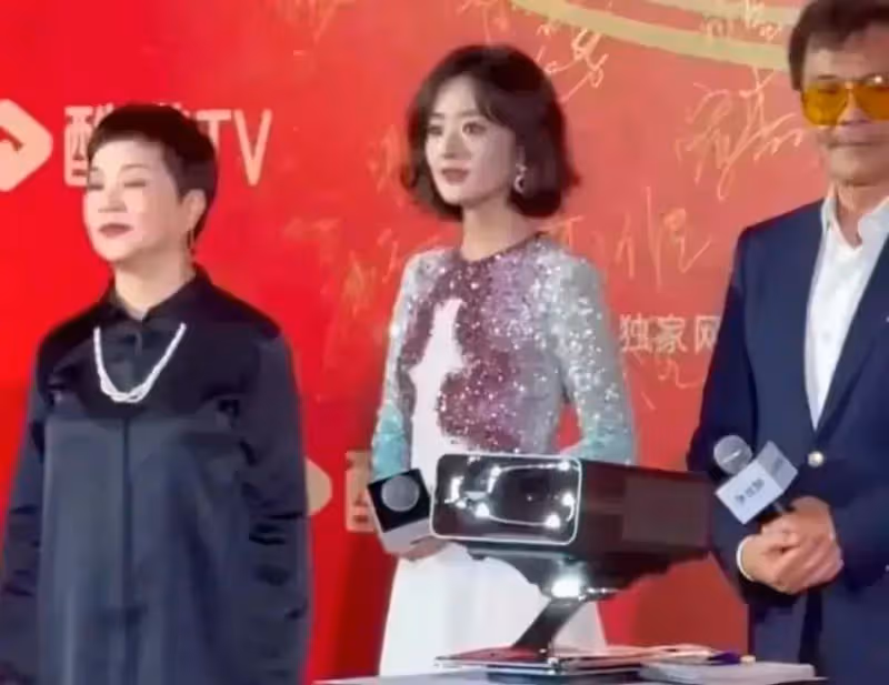 心疼馮紹峰!頒獎典禮角落裡凝望趙麗穎,眼中仍有情!網友勸復合