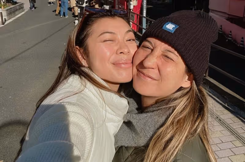香港知名女星結婚兩周年,與同性愛人曬接吻照,移居美國住別墅