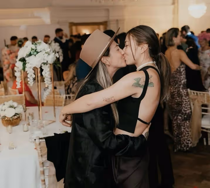 香港知名女星結婚兩周年,與同性愛人曬接吻照,移居美國住別墅