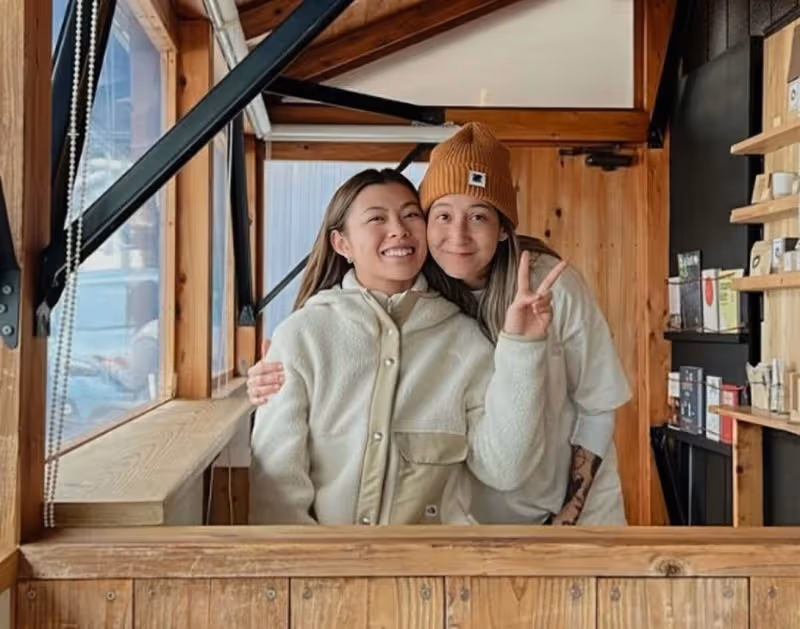 香港知名女星結婚兩周年,與同性愛人曬接吻照,移居美國住別墅