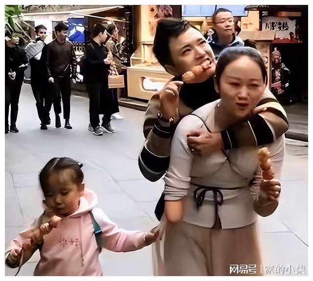中國成都一對「連體男女」,生活都離不開對方,如今讓人十分羨慕!