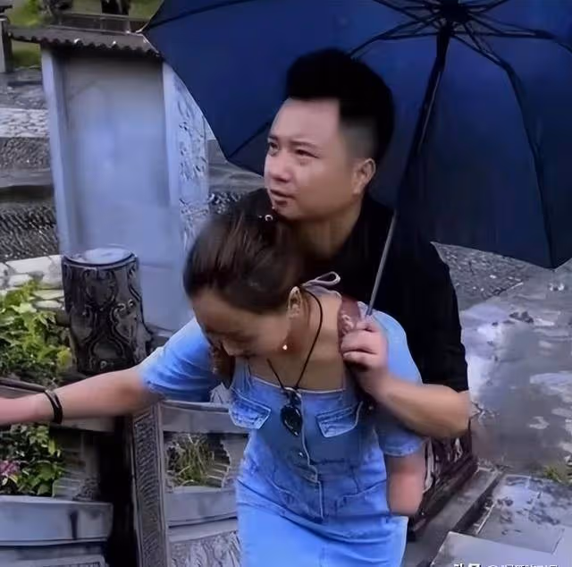 中國成都一對「連體男女」,生活都離不開對方,如今讓人十分羨慕!