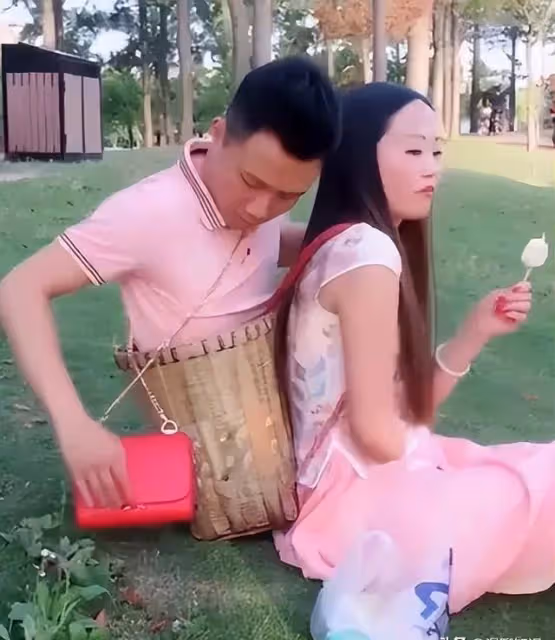 中國成都一對「連體男女」,生活都離不開對方,如今讓人十分羨慕!