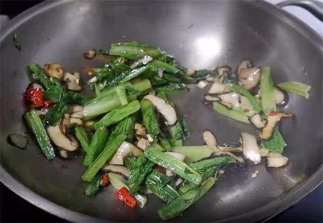 簡單易做的家庭素炒,一道香菇油麥菜,鮮香好吃又營養,先收藏了