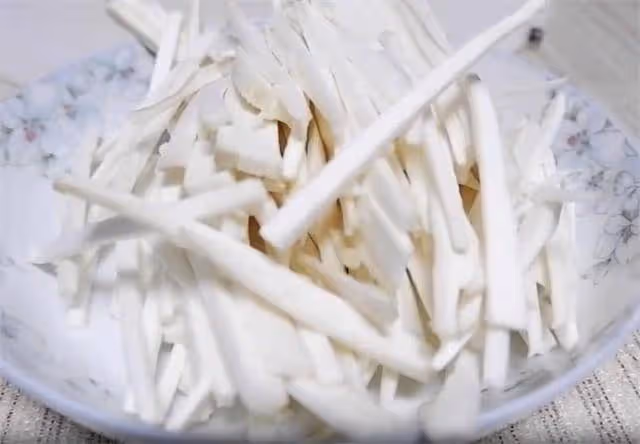 杏鮑菇這樣做也特別好吃,一道香炒杏鮑菇,做法簡單,吃著過癮