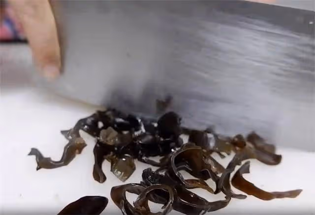杏鮑菇這樣做也特別好吃,一道香炒杏鮑菇,做法簡單,吃著過癮