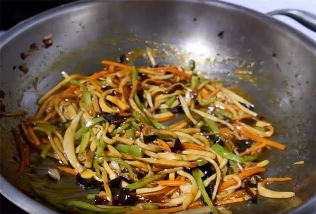 杏鮑菇這樣做也特別好吃,一道香炒杏鮑菇,做法簡單,吃著過癮