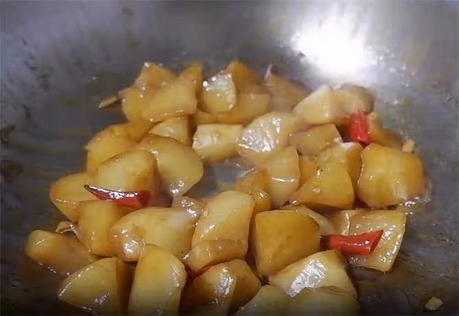 蘿蔔的家常做法,一道紅燒蘿蔔,鮮亮軟爛,秋天吃蘿蔔非常合適