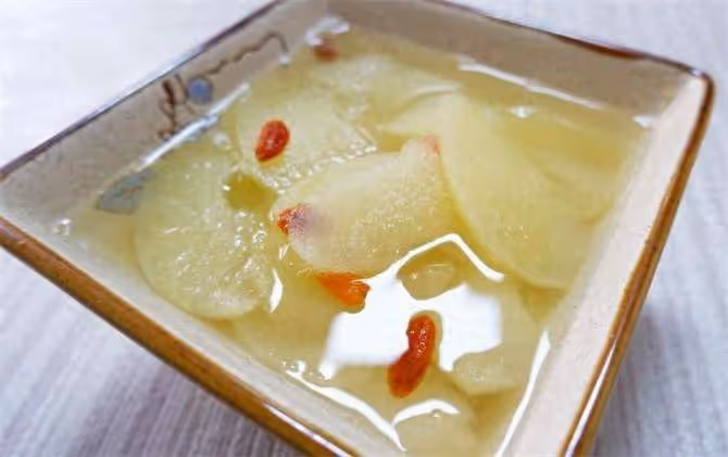 用蘋果做好喝的蘋果湯,老少皆宜,簡單幾步就做好,先收藏起來