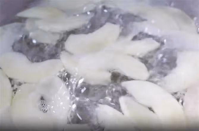 用蘋果做好喝的蘋果湯,老少皆宜,簡單幾步就做好,先收藏起來