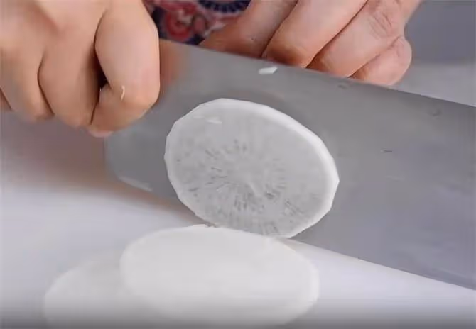 非常簡單的清蒸白蘿蔔，清淡爽口好吃，秋天多吃些蘿蔔還是不錯的