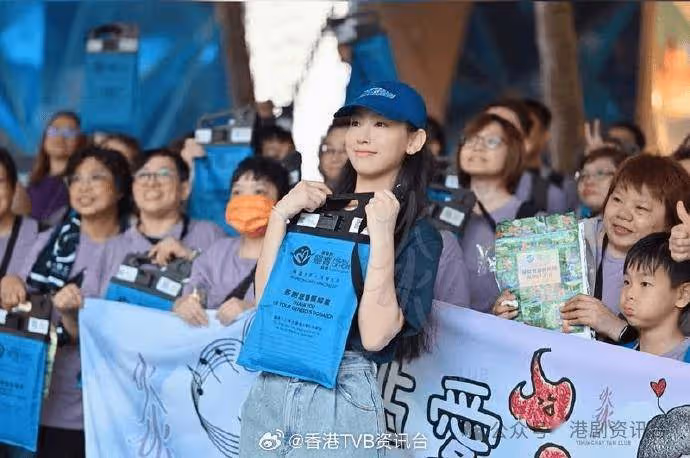 炎明熹現身賣旗日活動 輪流向在場義工買旗 貼紙黐滿身