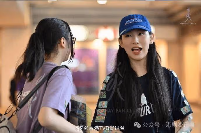 炎明熹現身賣旗日活動 輪流向在場義工買旗 貼紙黐滿身