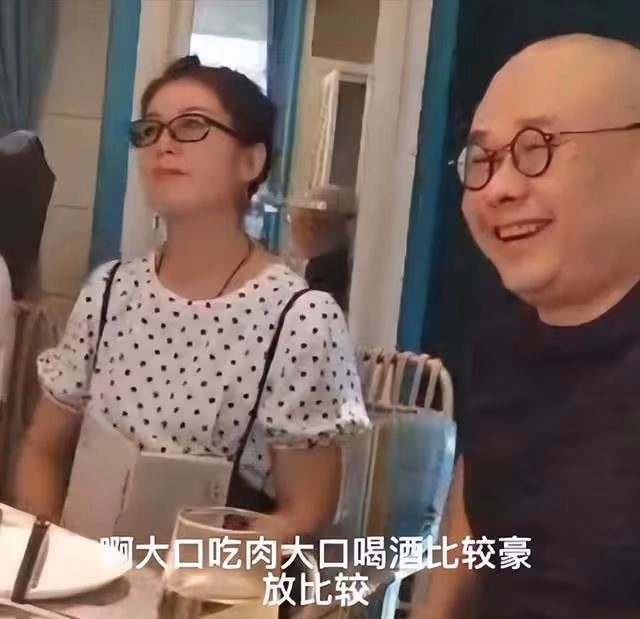 刀郎和妻子與粉絲吃飯,粉絲曬刀郎簽名,字寫的真漂亮