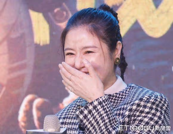 林心如送女兒上學爆哭:頭也不回的走了!霍建華一旁淡定看抓馬媽