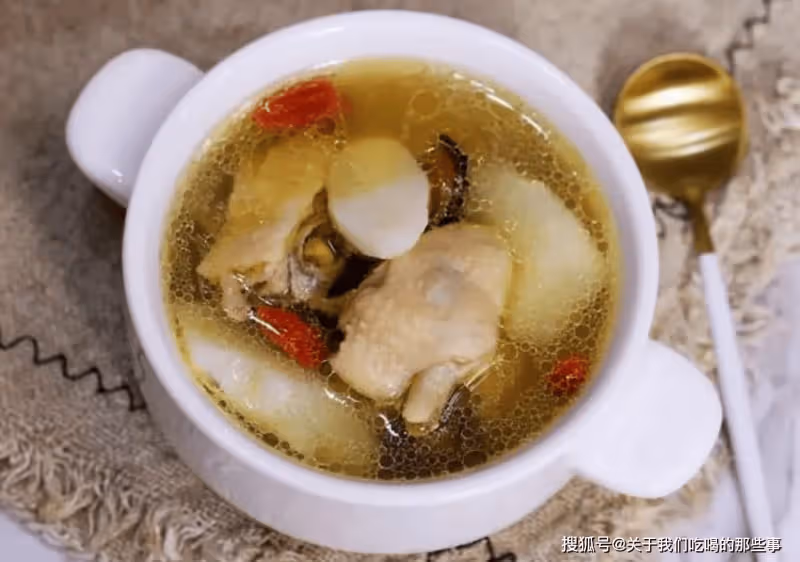 燉雞湯,先焯水還是直接燉?教您一招,肉不柴湯不腥,好喝又營養