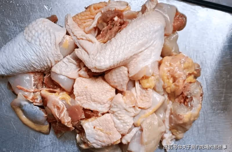燉雞湯,先焯水還是直接燉?教您一招,肉不柴湯不腥,好喝又營養