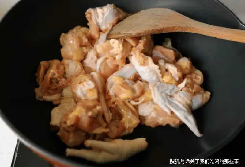 燉雞湯,先焯水還是直接燉?教您一招,肉不柴湯不腥,好喝又營養