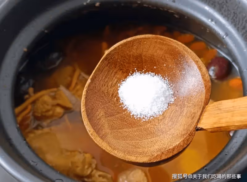 燉雞湯,先焯水還是直接燉?教您一招,肉不柴湯不腥,好喝又營養