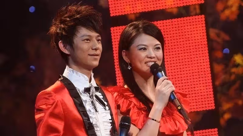 「老好人」何炅五十歲無妻無子,節目停播後逐漸淡出,現狀如何?
