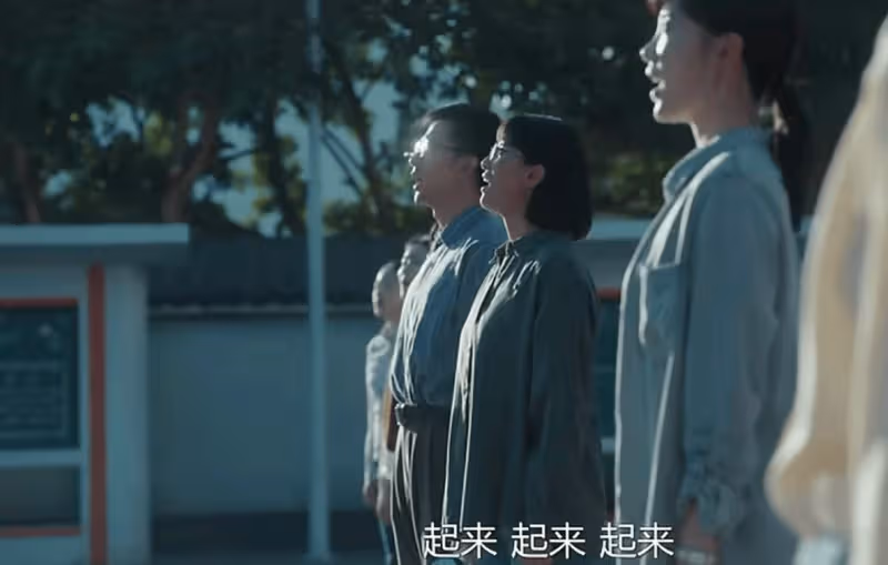《山花爛漫時》:女高第一枚國旗升起時,才懂張桂梅為何50歲不願嫁人