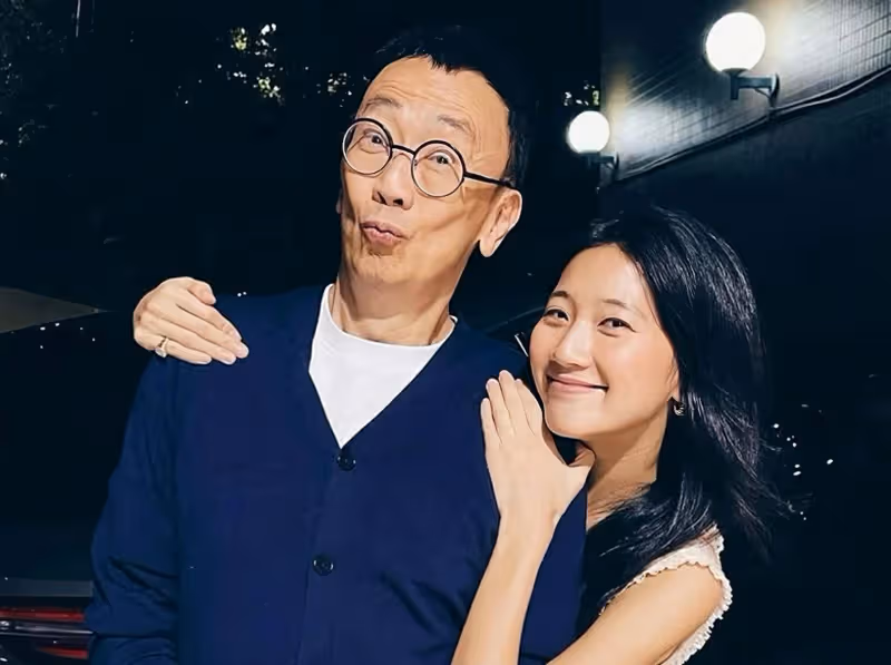 恭喜!香港知名星二代註冊結婚,港星父親在現場直接哭成淚人