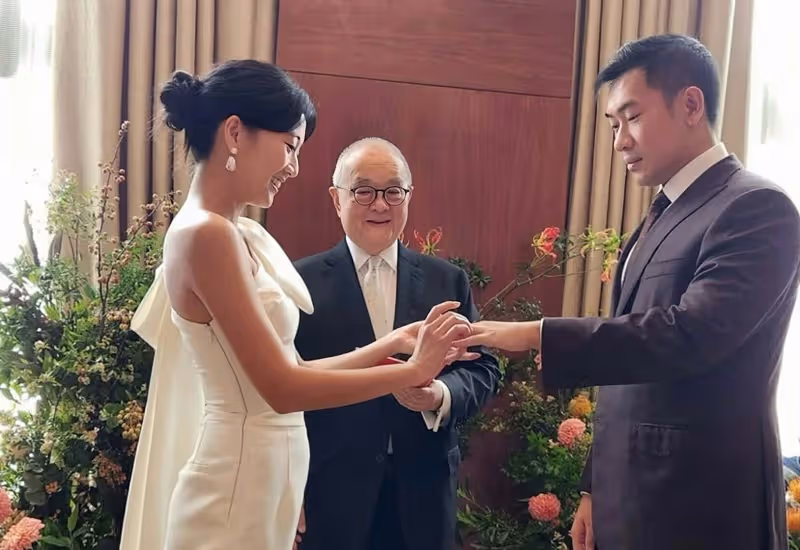 恭喜!香港知名星二代註冊結婚,港星父親在現場直接哭成淚人