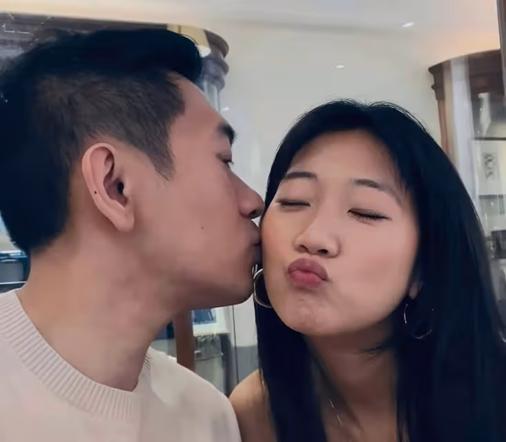 恭喜!香港知名星二代註冊結婚,港星父親在現場直接哭成淚人