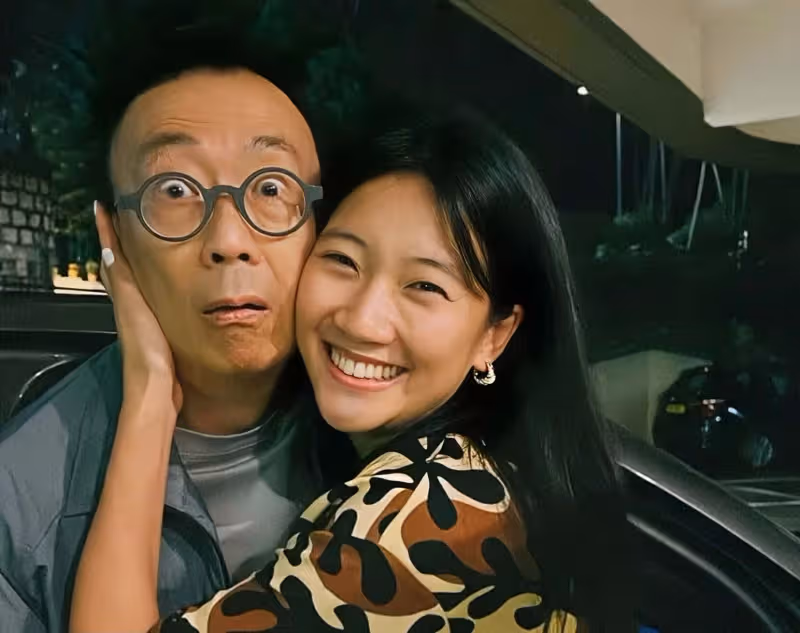 恭喜！香港知名星二代註冊結婚，港星父親在現場直接哭成淚人