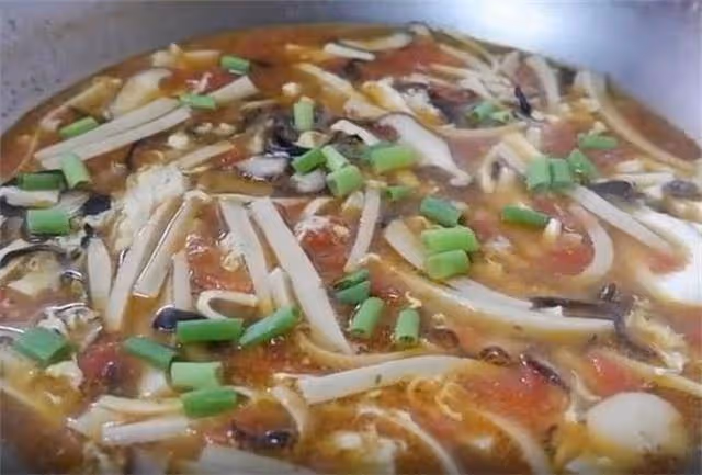 一道簡單的家庭版酸辣湯,鮮香好喝,酸辣開胃,簡單的做法味道棒