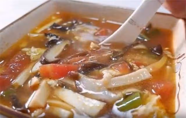 一道簡單的家庭版酸辣湯,鮮香好喝,酸辣開胃,簡單的做法味道棒