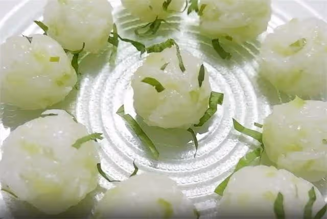 蘿蔔丸子的新吃法,不用油炸更加好吃,簡單幾步就做好了,嘎嘎香