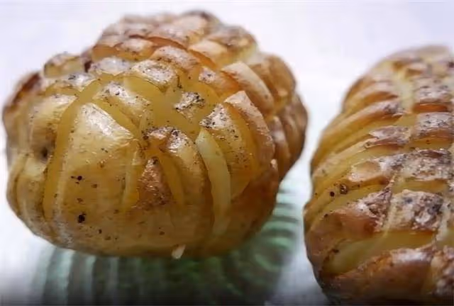 土豆新吃法,整個土豆直接做,不用去皮,咸香軟面,孩子都愛吃