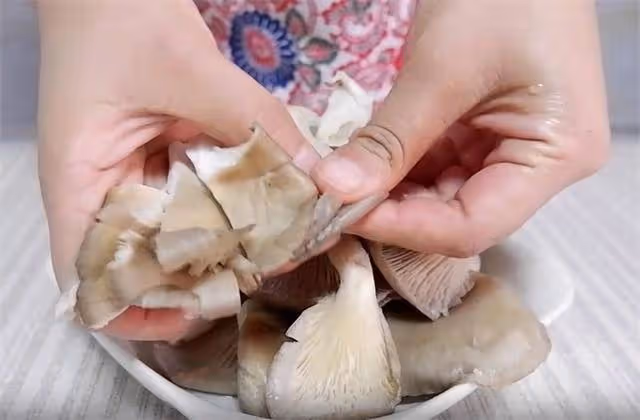 一道簡單又易做的素菜,平菇這樣做鮮香美味,一次一盤不夠吃