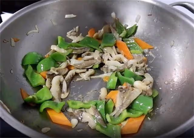 一道簡單又易做的素菜,平菇這樣做鮮香美味,一次一盤不夠吃