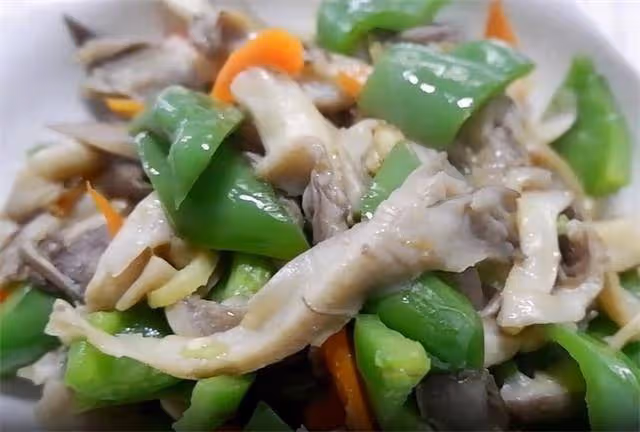 一道簡單又易做的素菜,平菇這樣做鮮香美味,一次一盤不夠吃