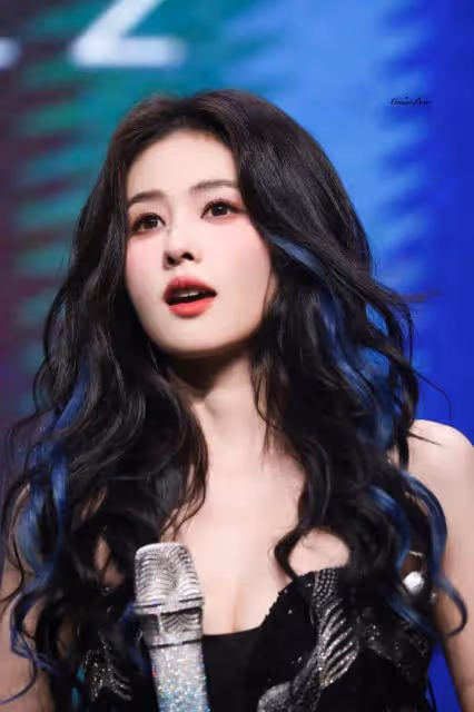 白鹿穿深V抹胸黑裙露出事業線!膚白貌美大長腿性感撩人