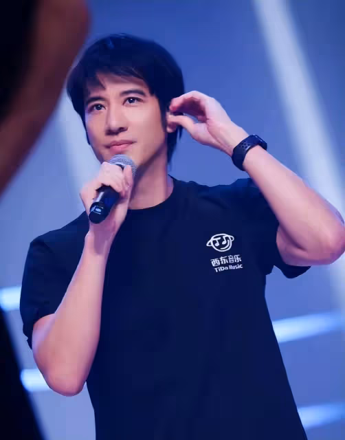 李靚蕾的小作文又來了,王力宏復出轉好,她還不想放手嗎?