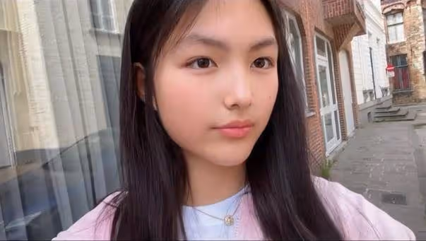 李湘曬女兒巴黎街拍,14歲王詩齡又瘦又高冷,打扮成熟很酷爽 