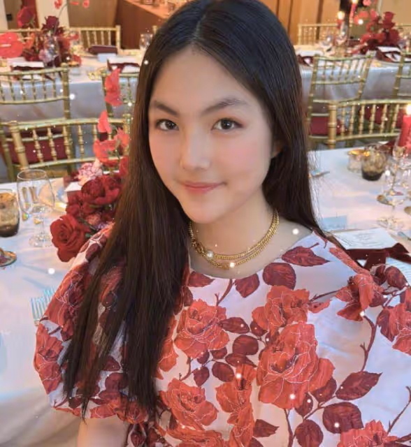 李湘曬女兒巴黎街拍,14歲王詩齡又瘦又高冷,打扮成熟很酷爽 