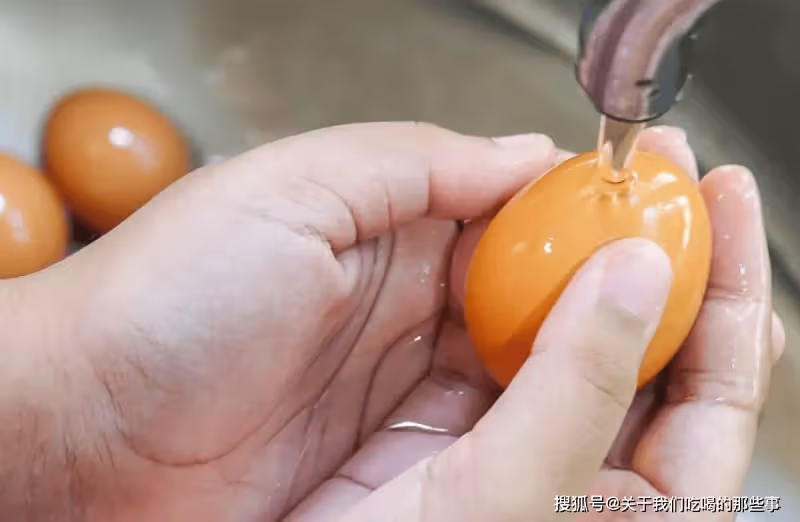 煮雞蛋,不要只用水煮!教您一個小妙招,雞蛋不粘殼,光滑鮮嫩