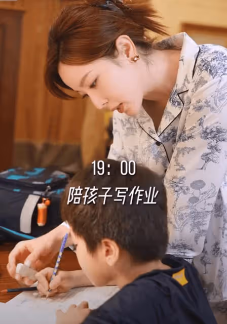李思思輔導兒子作業，一改優雅板著臉好嚴肅，稱也會被氣得血壓高