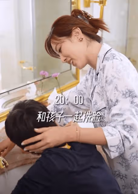 李思思輔導兒子作業，一改優雅板著臉好嚴肅，稱也會被氣得血壓高